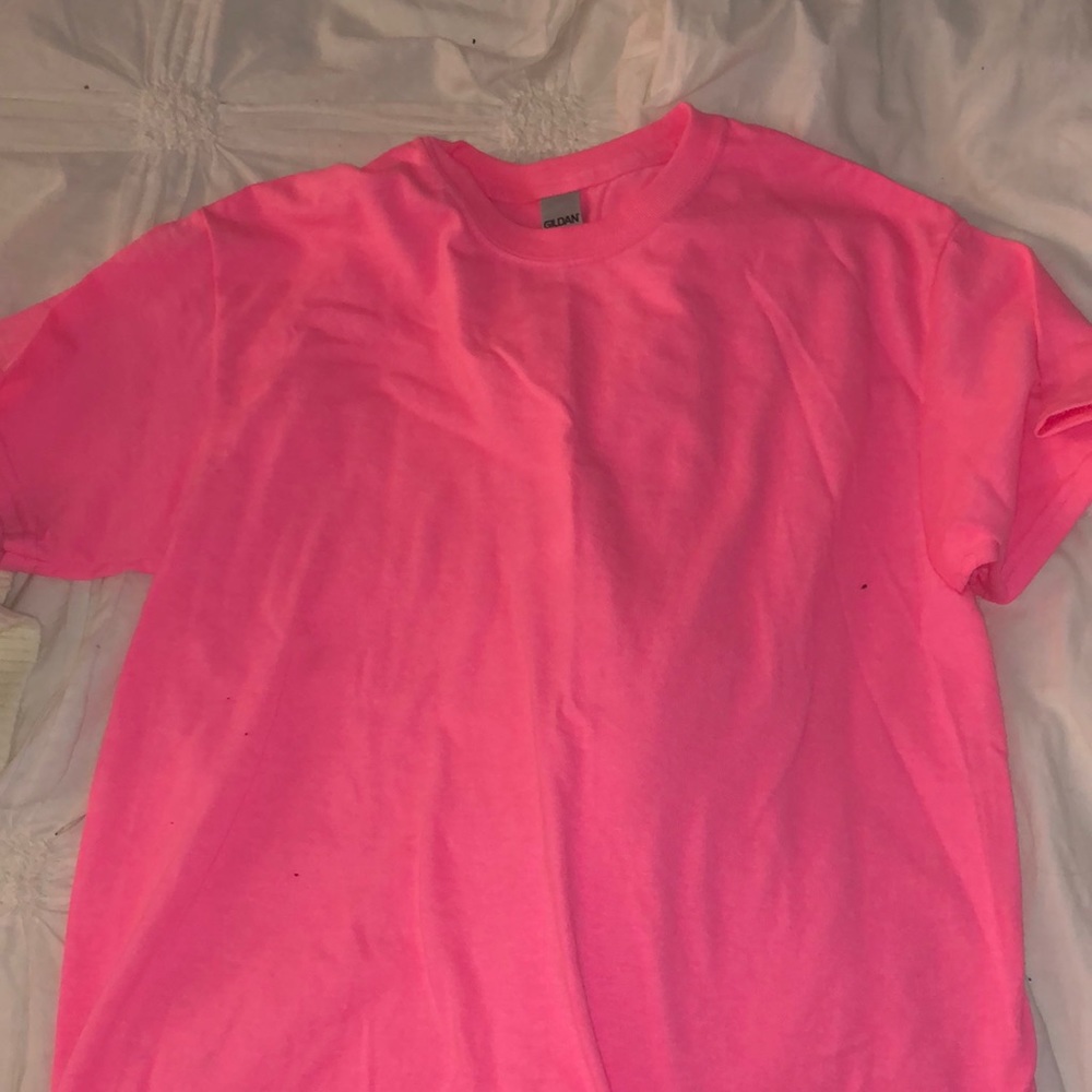 Gildan T shirt size Medium